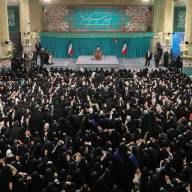 Ҳазрати оятуллоҳ Хоманаӣ: Зан мудир аст на коргузори хона 